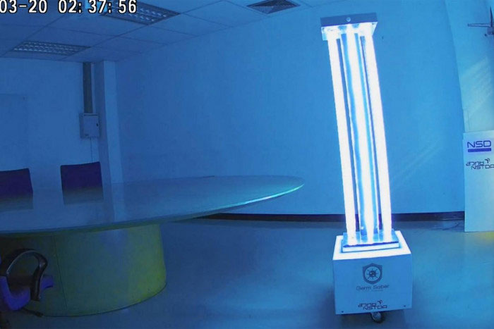 Robot diệt virus bằng tia cực tím