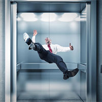 Cách xử lý khi thang máy rơi tự do