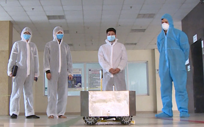 Kỹ sư Việt chế tạo robot lau sàn khử khuẩn buồng bệnh