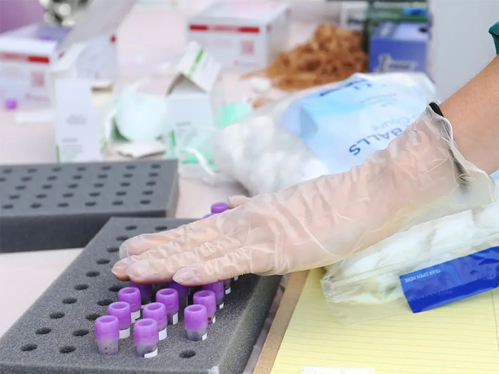 Một sinh viên y khoa Stanford xử lý mẫu máu.