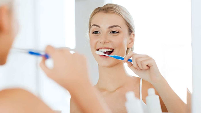 Đánh răng trước khi ăn sáng hay sau khi ăn sáng thì tốt cho răng miệng?