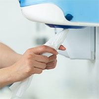 Lau khô tay bằng khăn giấy giúp phòng ngừa lây lan virus SARS-CoV-2