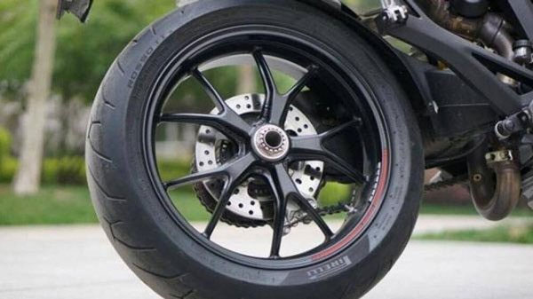 Vì sao 2 bánh trên xe máy có kích thước khác nhau?