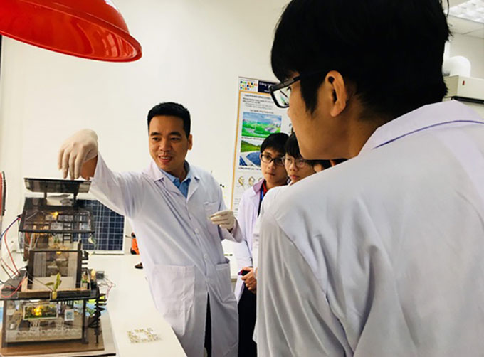 Tiến sĩ Việt Nam lai tạo vật liệu thay thế bạch kim