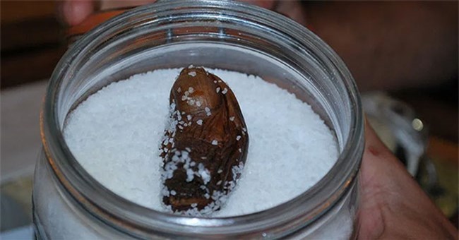 Ngón chân người giá 2.500 USD trong ly cocktail