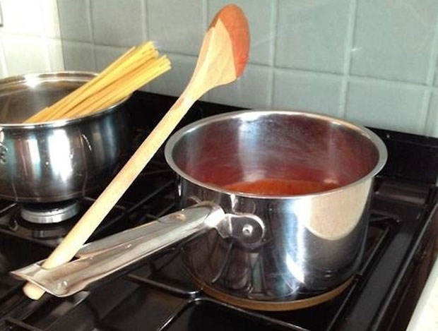 Vì sao trên cán nồi, chảo lại có lỗ nhỏ?