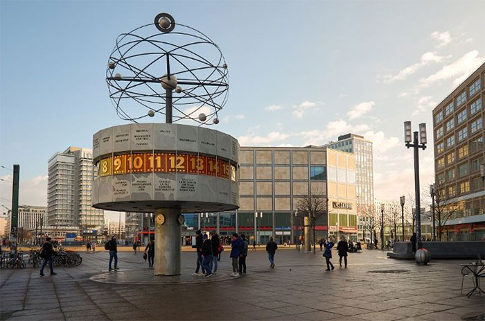 Đồng hồ thế giới ở Berlin hiển thị thời gian được đồng bộ theo giờ UTC ở 148 thành phố.