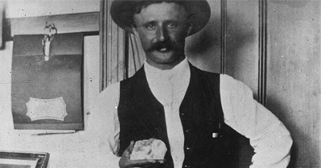 Đang đi đường, người đàn ông bất ngờ đạp trúng viên đá trị giá 2 tỷ USD