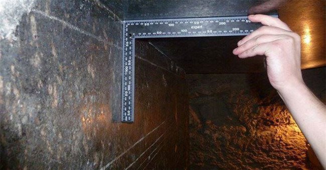 Bí ẩn mê cung cổ đại với những hộp đá khổng lồ nặng hàng trăm tấn vuông hình sắc cạnh