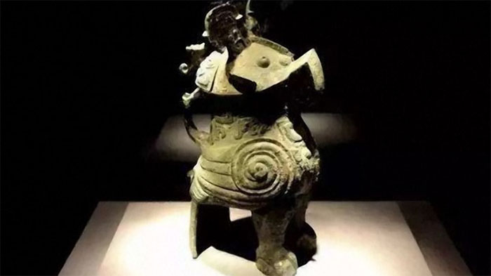 Cổ vật bằng đồng này có hình dáng lạ.