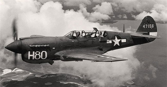 Tại sao phi công bắn súng mà không làm lủng cánh quạt máy bay?