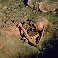 Phát hiện hài cốt phụ nữ cúi gập 4.000 năm trong mộ