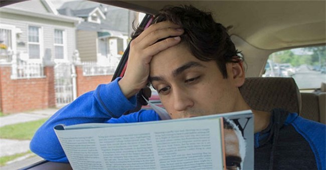 Tại sao đọc sách ở ghế sau xe hơi khiến bạn dễ say xe?