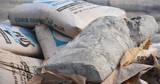 Tại sao kem đánh răng và xi măng thường đông cứng sau một thời gian để ngoài môi trường?