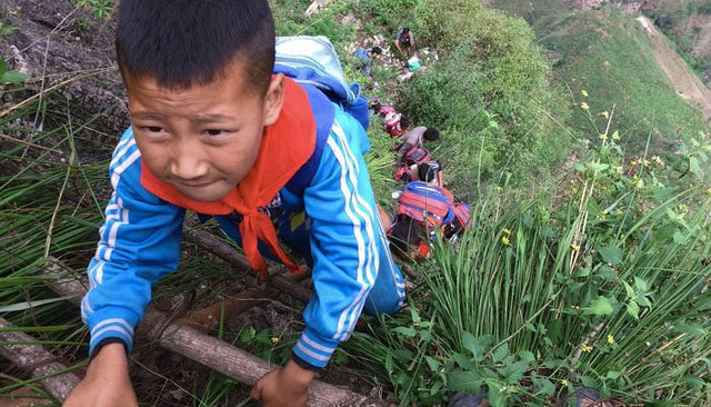 Cảnh khó tin ở ngôi làng cheo leo trên vách núi, leo hơn 2500 bậc mới tới
