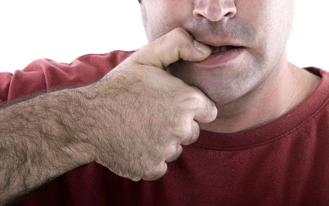Tại sao nhiều người lúc cần suy nghĩ hay buồn bực lại cắn móng tay?