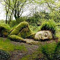 Tượng “Thiếu nữ ngủ say dưới đất” khiến nhiều người “sợ mất dép”