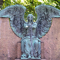 Bức tượng "khóc ra nước mắt đen" bí ẩn trong nghĩa trang
