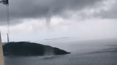 Vòi rồng xuất hiện trên vùng biển An Thới, Hòn Thơm, Phú Quốc.