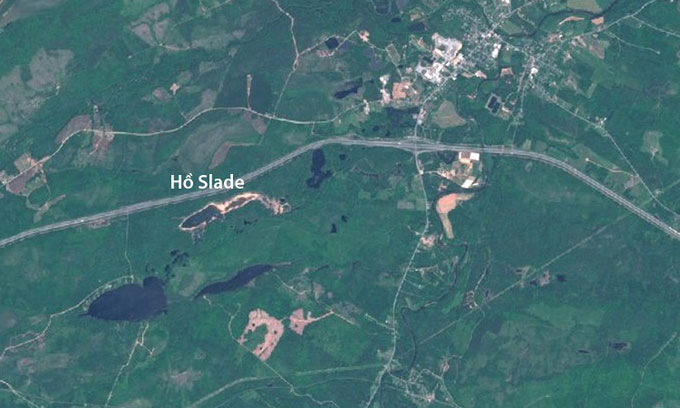 Hồ nước dài 1,5km gần cạn nước do hố tử thần