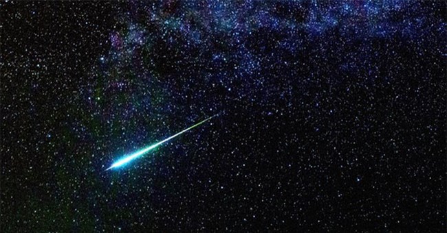 Điều gì sẽ xảy ra với Trái đất nếu sao chổi Halley lao thẳng vào Mặt trăng?