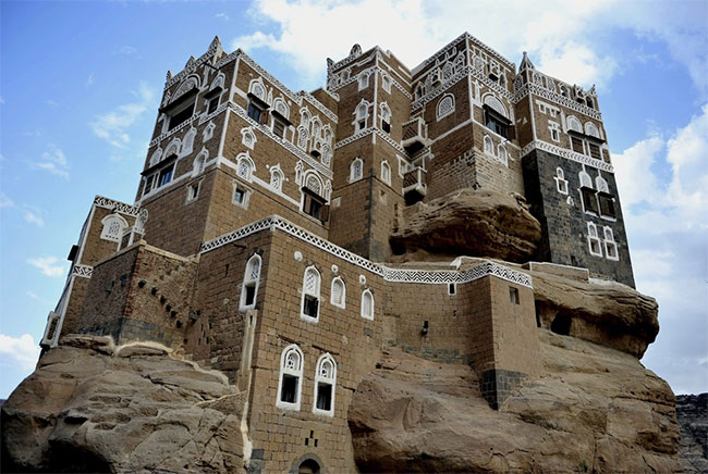 Cung điện 100 năm tuổi xây trên cột đá thẳng đứng ở Yemen