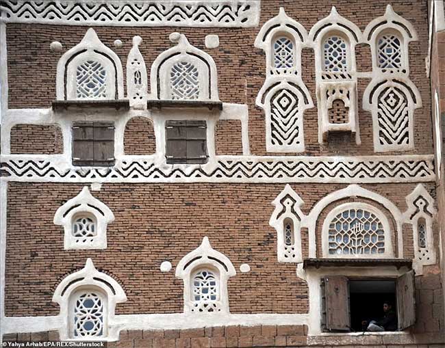 Cung điện 100 năm tuổi xây trên cột đá thẳng đứng ở Yemen