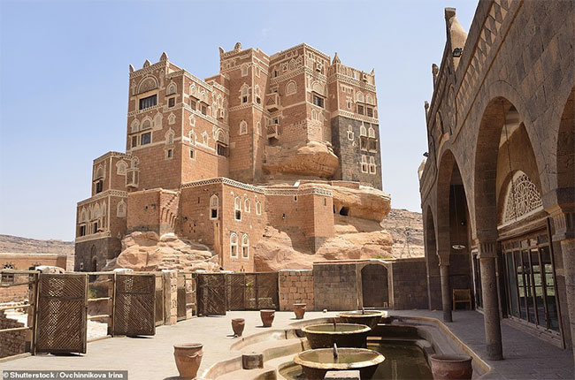 Cung điện 100 năm tuổi xây trên cột đá thẳng đứng ở Yemen