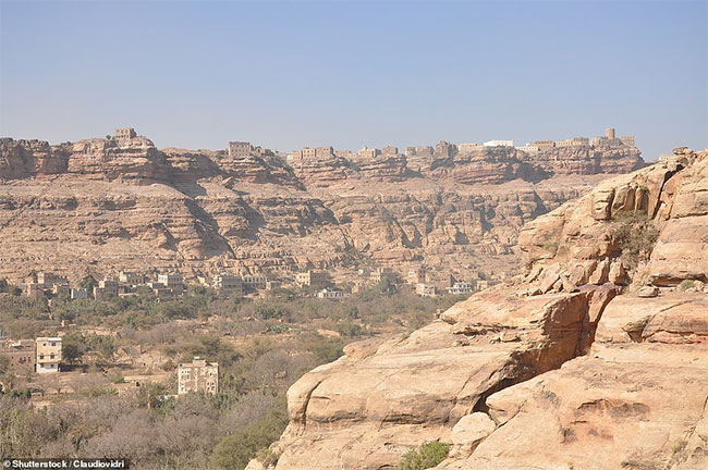 Cung điện 100 năm tuổi xây trên cột đá thẳng đứng ở Yemen