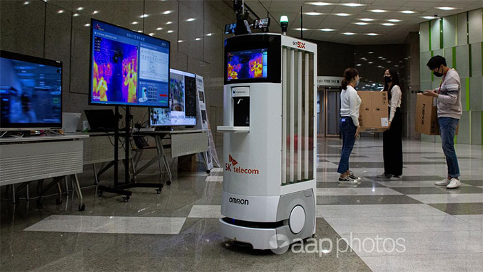 Hàn Quốc phát triển robot nhắc nhở giữ khoảng cách