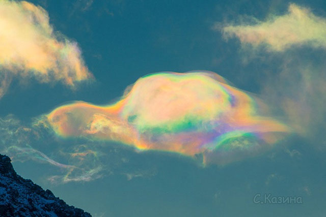 Đám mây mỏng manh như dải lụa nhiều màu, cứ mỗi giây trôi qua lại thay đổi hình dạng.