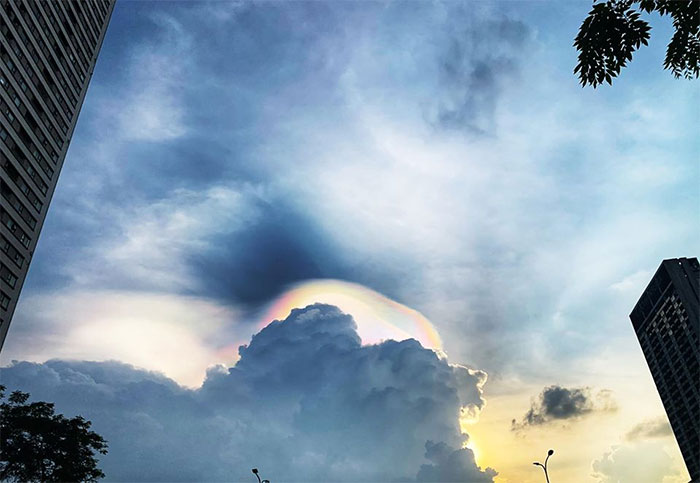 Mây ngũ sắc ở Hà Nội.