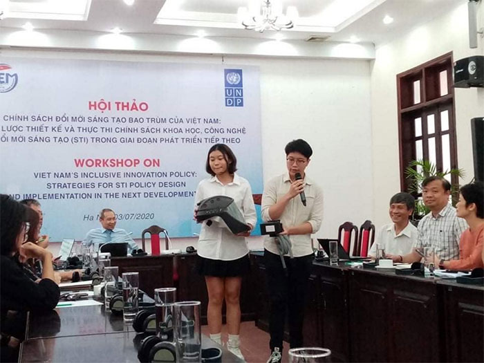 Học sinh Việt làm mũ cách ly di động sáng tạo