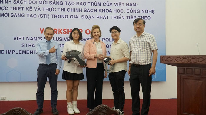 Học sinh Việt làm mũ cách ly di động sáng tạo