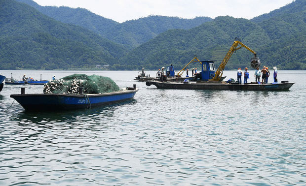Trung Quốc: Đập thủy điện xả lũ, bội thu 25.000kg cá mè hoa