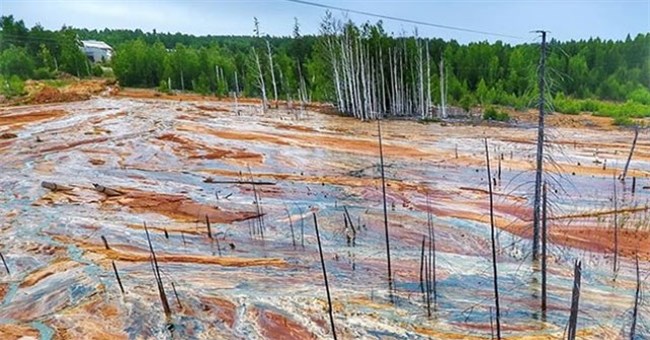 Kỳ bí "dòng nước lũ" màu da cam chảy cuồn cuộn ở Nga