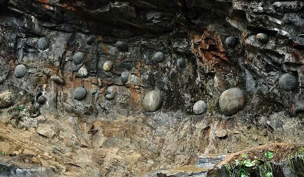 Vách đá Chan Da Ya phải mất 30 năm mới "đẻ được những quả trứng đá kỳ lạ".