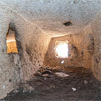 Phát hiện loạt căn phòng 2.000 năm tuổi bí ẩn trên vách đá