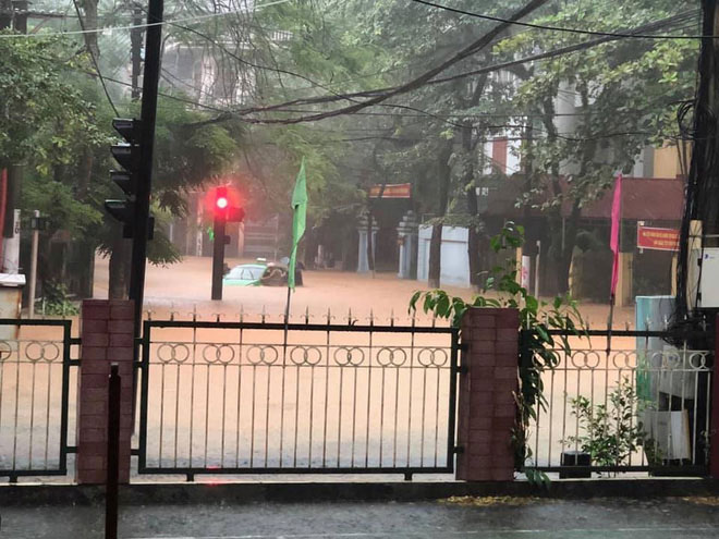 Mưa lớn kéo dài tại Hà Giang, đường phố biến thành sông, ô tô chìm nghỉm trong biển nước