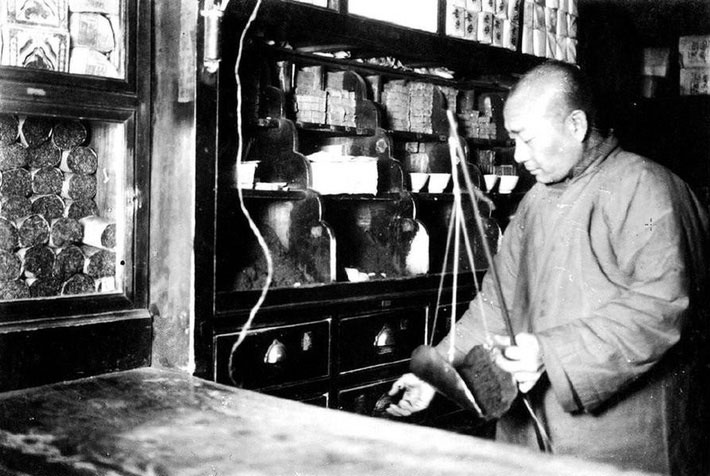 Vay tiền không tiêu nhưng trả lãi đúng hẹn: Bài học và cách trở thành tỷ phú kỳ lạ của một thầy thuốc
