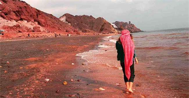 Sóng đánh đỏ ngầu như máu ở vùng biển lạ nhất thế giới, khách du lịch đổ xô tới tìm hiểu nguyên nhân