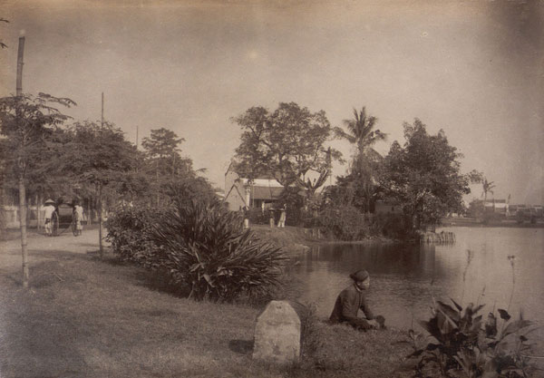 Một góc bờ hồ Hoàn Kiếm, Hà Nội thập niên 1890