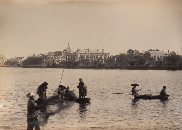 Người dân đánh cá trên hồ Hoàn Kiếm