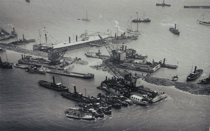 Số lượng vật liệu được sử dụng cho Afsluitdijk ước tính khoảng 23 triệu m3 cát và 13,5 triệum3 xi măng