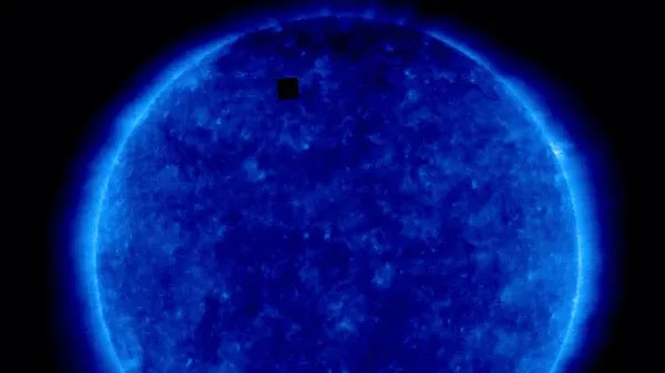 Tại sao trong tấm ảnh Mặt Trời của NASA chụp lại có một hình vuông đen ngòm như thế này?