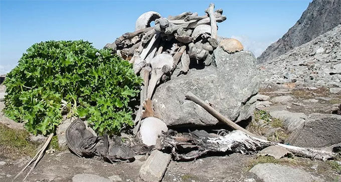 Bí ẩn hồ xương người khổng lồ trên đỉnh Himalaya