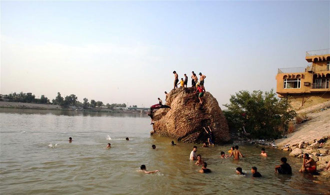 Nóng gần 52 độ C, dân Baghdad không dám ra ngoài đường