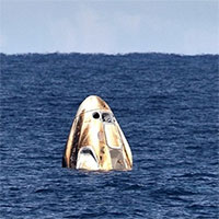 Tàu Crew Dragon của SpaceX chở phi hành gia hạ cánh thành công trên biển