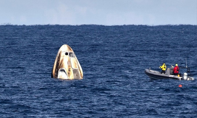 Tàu Crew Dragon của SpaceX chở phi hành gia hạ cánh thành công trên biển