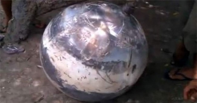 Những quả cầu từ trên trời rơi xuống: Bí ẩn và hồ nghi